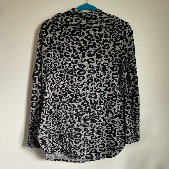 Dana Buchman Women’s Gray Leopard Print Turtleneck Sweater - Picture 5 of 5